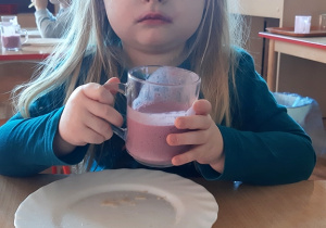 Ania degustuje jogurt owocowy.